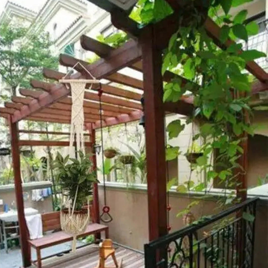 Suspension pot de fleurs macramé - suspension sous une pergola en bois sur une terrasse