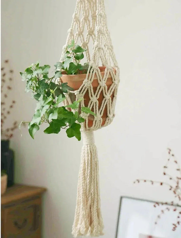 Suspension pour plantes macramé - gros plan sur les nœuds du filet et le gland