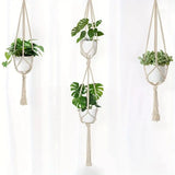 Suspensions plantes macramé - trois modèles, simple et double, devant un rideau blanc